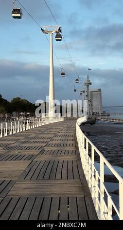 Parco dos Nacoes - Lisbonne - Portugal - 28 décembre 2017. Passerelle avec vue sur la tour Vasco da Gama. Banque D'Images