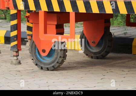 Vue partielle de la roue à partir d'une échelle de tour montée sur le véhicule avec des autocollants d'avertissement sur le véhicule Banque D'Images