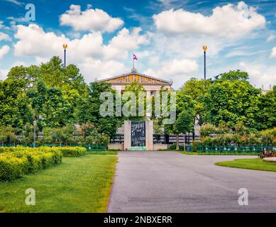 Scène pittoresque du jardin Volksgarten avec bâtiment du Parlement autrichien. Vue de printemps ensoleillée à Vienne, Autriche, Europe. Post-traitement de style artistique Banque D'Images