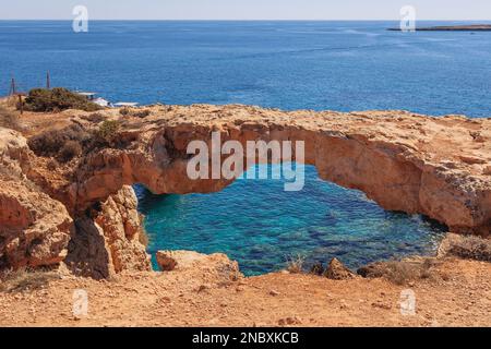 Kamara tou Koraka arche de pierre dans le parc forestier national du Cap Greco à Chypre Banque D'Images