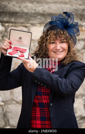 Bettina Leslie, de Leeds, après avoir été faite membre de l'ordre de l'Empire britannique par le roi Charles III au château de Windsor. L'honneur reconnaît les services de lutte contre la pauvreté de la période. Date de la photo: Mardi 14 février 2023. Banque D'Images