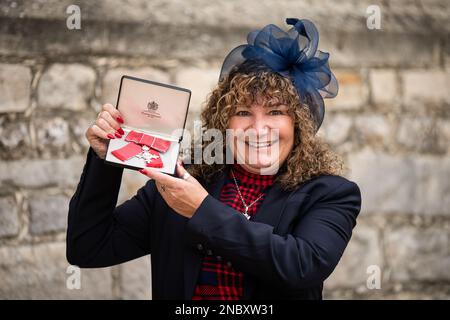 Bettina Leslie, de Leeds, après avoir été faite membre de l'ordre de l'Empire britannique par le roi Charles III au château de Windsor. L'honneur reconnaît les services de lutte contre la pauvreté de la période. Date de la photo: Mardi 14 février 2023. Banque D'Images