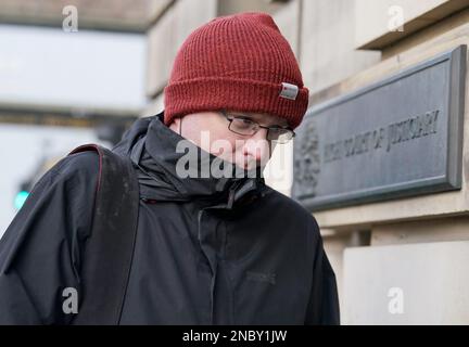 Photo non publiée précédemment datée du 08/02/23 de l'officier de police Martyn Coulter, 36 ans, arrivant à la haute Cour d'Édimbourg. Le PC Coulter a été libéré de toutes les accusations après qu'il ait été accusé de viol d'une femme et de l'avoir agressée trois fois entre le 2013 juin et le 2014 novembre aux adresses de East Lothian et d'Édimbourg; et de viol, d'agression sexuelle et de menace d'une fille de moins de 13 ans. Date de publication : mardi 14 février 2023. Banque D'Images