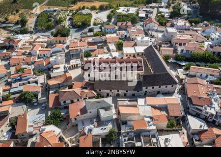 Vue aérienne de la ville d'Omodos dans les montagnes de Troodos sur Chypre pays île Banque D'Images