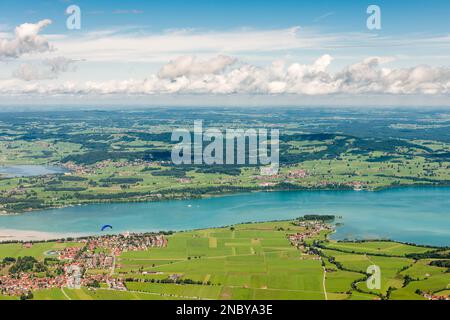 La vue depuis le sommet du Tegelberg jusqu'au lac bleu de Forggensee en été Banque D'Images