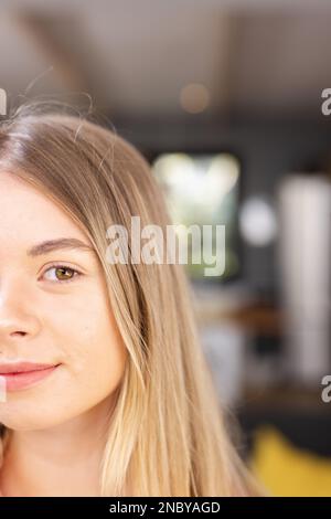 Portrait d'une bonne adolescente du caucase souriant dans la cuisine. Passer du temps de qualité à la maison concept. Banque D'Images