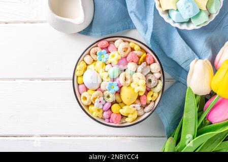 Petit déjeuner pâques bunny Trail mix. Mélange de céréales et de flocons colorés pour le petit-déjeuner, avec œufs au chocolat, guimauve, saupoudrées de sucre, en-cas. Bonbons homem Banque D'Images