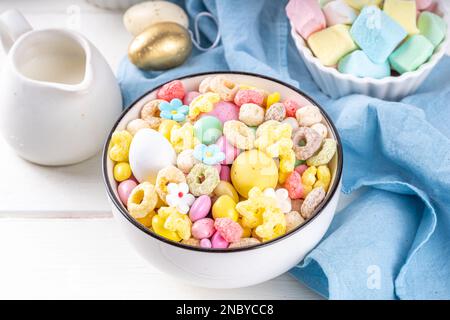 Petit déjeuner pâques bunny Trail mix. Mélange de céréales et de flocons colorés pour le petit-déjeuner, avec œufs au chocolat, guimauve, saupoudrées de sucre, en-cas. Bonbons homem Banque D'Images