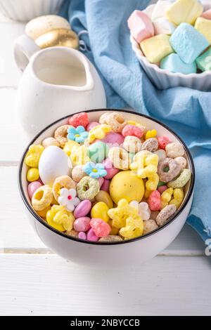 Petit déjeuner pâques bunny Trail mix. Mélange de céréales et de flocons colorés pour le petit-déjeuner, avec œufs au chocolat, guimauve, saupoudrées de sucre, en-cas. Bonbons homem Banque D'Images