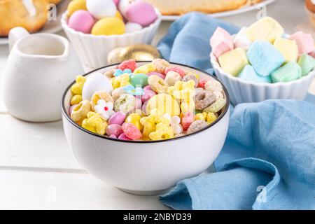 Petit déjeuner pâques bunny Trail mix. Mélange de céréales et de flocons colorés pour le petit-déjeuner, avec œufs au chocolat, guimauve, saupoudrées de sucre, en-cas. Bonbons homem Banque D'Images