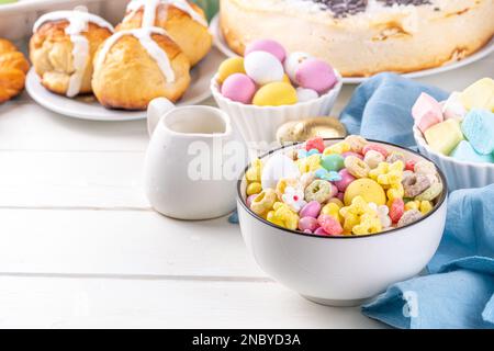 Petit déjeuner pâques bunny Trail mix. Mélange de céréales et de flocons colorés pour le petit-déjeuner, avec œufs au chocolat, guimauve, saupoudrées de sucre, en-cas. Bonbons homem Banque D'Images