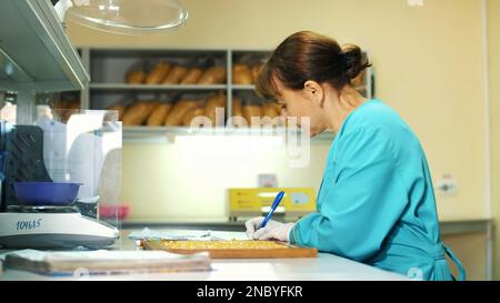 Recherche en laboratoire de graines de maïs. échantillons de différentes espèces, variétés de maïs de sélection. laboratoire pour l'analyse et le diagnostic des grains sur le terrain. la culture du maïs. Photo de haute qualité Banque D'Images