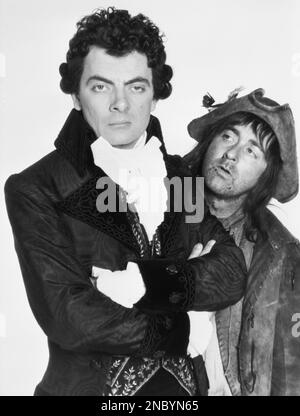 Photo sans date des comédiens Rowan Atkinson (à gauche) et Tony Robinson comme Blackadder et Baldrick dans Blackadder III Robinson est sur le point de reprendre son rôle de Blackadder pour la première fois en plus de 20 ans pour l'appel du jour du nez rouge de Comic relief. L'acteur, 76 ans, a joué le rôle de serviteur d'Edmund Blackadder et de Sidekick Baldrick dans le sitcom classique de la BBC de 1983 à 1989 et dans un certain nombre de spéciaux ultérieurs. Richard Curtis, cofondateur et directeur de Comic relief, qui a co-écrit la série HIT, a annoncé le retour de Sir Tony mais a confirmé que Rowan Atkinson ne reprendrait pas son rôle titulaire. Problème Banque D'Images