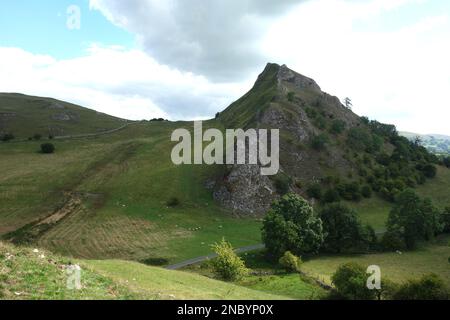 Parkhouse Hill à partir de The Ridge Path sur Chrome Hill dans la Dove Valley dans le parc national Peak District, Angleterre, Royaume-Uni. Banque D'Images