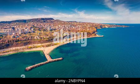 Vue incroyable du matin depuis le drone volant du port de Varna. Paysage marin aérien de la mer Noire, côte est de la Bulgarie, Europe. Présentation du concept de déplacement. Banque D'Images