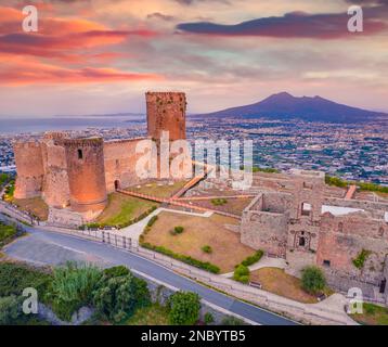 Photographie aérienne de paysage. Splendide vue d'été sur Lettere Castlle. Panorama urbain passionnant de la ville de Scafati le matin. Ascension colorée en Italie, en Europe. Banque D'Images