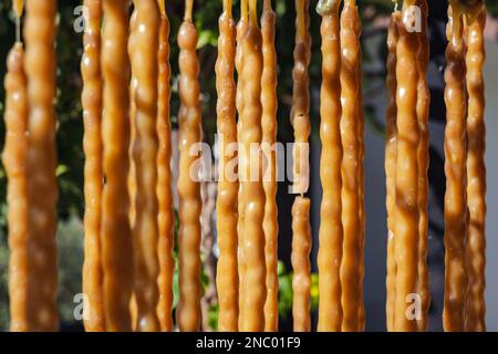 Traditionnel chypriote Soutzoukos ou shoushoukos, semblable à des bonbons churchkhela dans le village de Letymbou à Chypre Banque D'Images