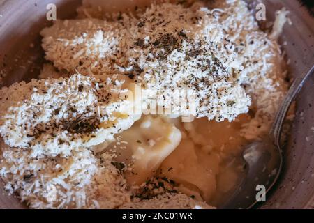 Boulettes saupoudrées de fromage, un plat à Chypre Banque D'Images