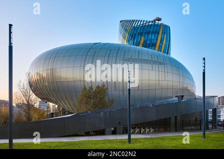 Cité du vin immeuble moderne en verre métallique à Bordeaux, France Banque D'Images