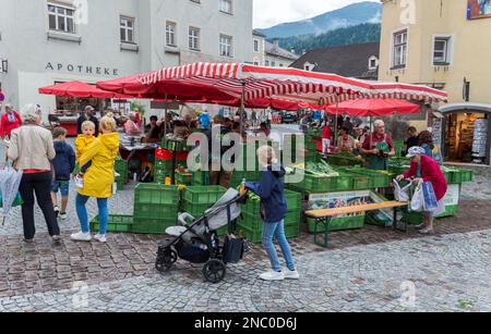 HALL AU TYROL, AUTRICHE – 30 JUILLET 2022 : marché agricole sur la place de la haute-ville de Hall au Tyrol Banque D'Images