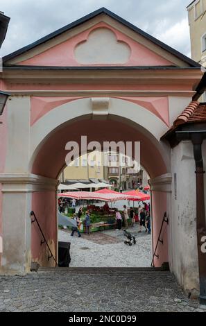 HALL AU TYROL, AUTRICHE – 30 JUILLET 2022 : marché agricole sur la place de la haute-ville de Hall au Tyrol Banque D'Images