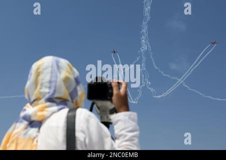 Bengaluru, Karnataka, Inde. 14th févr. 2023. Surya Kiran Aerobatics Team (SKAT) se produit pendant la deuxième journée de l'Aero India 2023 à la station aérienne de Yelahanka à Bengaluru, en Inde. L'événement, qui se tiendra à la station de la Force aérienne Yelahanka, devrait attirer des participants de 98 pays. (Credit image: © Sri Loganathan/ZUMA Press Wire) USAGE ÉDITORIAL SEULEMENT! Non destiné À un usage commercial ! Banque D'Images