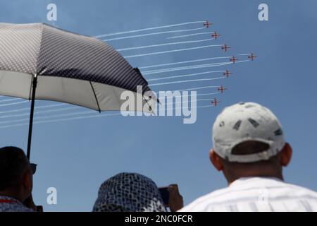 Bengaluru, Karnataka, Inde. 14th févr. 2023. Surya Kiran Aerobatics Team (SKAT) se produit pendant la deuxième journée de l'Aero India 2023 à la station aérienne de Yelahanka à Bengaluru, en Inde. L'événement, qui se tiendra à la station de la Force aérienne Yelahanka, devrait attirer des participants de 98 pays. (Credit image: © Sri Loganathan/ZUMA Press Wire) USAGE ÉDITORIAL SEULEMENT! Non destiné À un usage commercial ! Banque D'Images