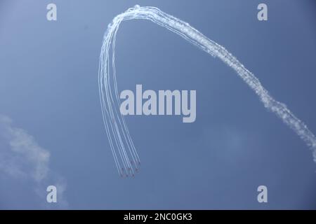 Bengaluru, Karnataka, Inde. 14th févr. 2023. Surya Kiran Aerobatics Team (SKAT) se produit pendant la deuxième journée de l'Aero India 2023 à la station aérienne de Yelahanka à Bengaluru, en Inde. L'événement, qui se tiendra à la station de la Force aérienne Yelahanka, devrait attirer des participants de 98 pays. (Credit image: © Sri Loganathan/ZUMA Press Wire) USAGE ÉDITORIAL SEULEMENT! Non destiné À un usage commercial ! Banque D'Images