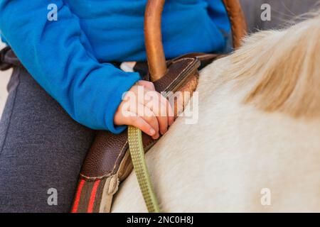 Vue rapprochée d'un garçon sur un cheval. Banque D'Images