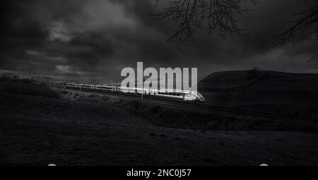 Trains traversant le paysage du Lake District Banque D'Images