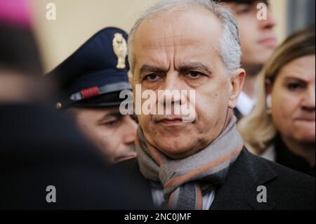 Catanzaro, Italie. 13th févr. 2023. Le ministre Piantedosi (C) vu au cours de la cérémonie. Le ministre italien de l'intérieur Matteo Piantedosi a assisté à l'inauguration du Service d'enquête antimafia (DIA - Direzione Investigativa Antimafia) le ministre a également assisté à la réunion provinciale pour l'ordre et la sécurité publique et à la signature d'un protocole pour la réutilisation des bâtiments et des biens saisis dans le cadre du crime organisé. Crédit : SOPA Images Limited/Alamy Live News Banque D'Images