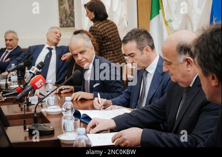 Catanzaro, Italie. 13th févr. 2023. Roberto Occhiuto (C-R), gouverneur régional, a vu signer le protocole. Le ministre italien de l'intérieur Matteo Piantedosi a assisté à l'inauguration du Service d'enquête antimafia (DIA - Direzione Investigativa Antimafia) le ministre a également assisté à la réunion provinciale pour l'ordre et la sécurité publique et à la signature d'un protocole pour la réutilisation des bâtiments et des biens saisis dans le cadre du crime organisé. Crédit : SOPA Images Limited/Alamy Live News Banque D'Images