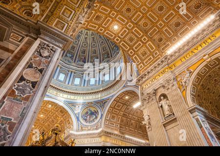 Basilique Saint-Pierre plafond du dôme intérieur du Vatican Banque D'Images