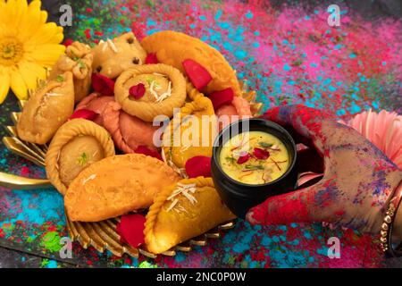 Kesar Badam Thandai préparé avec graines de fenouil, fruits secs, cardamome, Bhang, Badam, Kaju, Pista, Saffron, Kesar, épices, Les boissons sont appréciées sur Holi, Banque D'Images