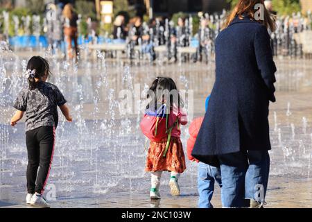 Londres, Royaume-Uni, 14th février 2023. Les températures à Londres sont assez chaudes pour que les enfants en vacances à mi-parcours jouent dans les fontaines de Granary Square, Kings Cross, au nord de Londres. Crédit : Monica Wells/Alay Live News Banque D'Images