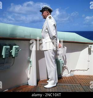 1970s, historique, le capitaine Anatoly Leonov, sur le pont de son navire, M. S Mikhail Lermontov, un paquebot construit en 1972 pour la compagnie maritime Baltique de l'Union soviétique. En service comme un paquebot voyageant entre Leningrad et New York, il a été converti plus tard en bateau de croisière. Banque D'Images