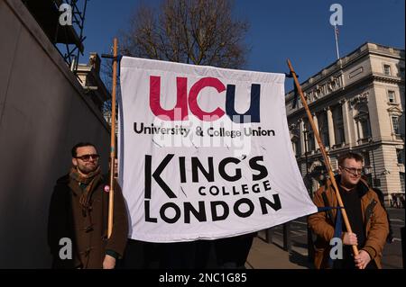 Londres, Royaume-Uni, 14th février 2023. Les membres de l'Union universitaire et collégiale (UCU) ont défilé du King's College de Londres à travers le centre de Londres le jour de la grève des travailleurs universitaires. Credit: Thomas Krych/Alamy Live News Banque D'Images