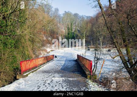 Europe, Luxembourg, Septfontaines, pont routier traversant la rivière Eisch dans la vallée de l'Äischdall, le matin d'hiver froid et brumeux Banque D'Images