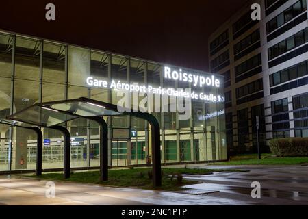 Roissypole de nuit - aéroport Charles de Gaulle, terminal 1 - Paris, France Banque D'Images