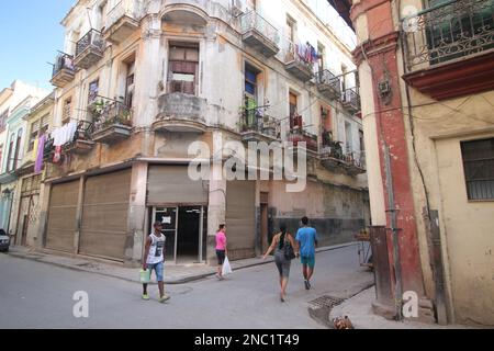 Une rue dans la vieille ville de la Havane, Cuba. Réalité de la vie quotidienne en Amérique centrale. Banque D'Images