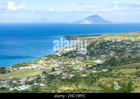 Vue sur Sandy point Town et St Martin depuis le parc national de Brimstone Hill Fortress, Sandy point Town, St. Kitts, Saint Kitts et Nevis, Caraïbes Banque D'Images