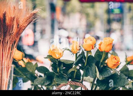 Roses jaunes pour célébrer le festival de Sant Jordi en Catalogne Banque D'Images