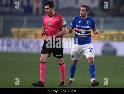 Gênes, Italie, le 13th février 2023. Harry Winks de l'UC Sampdoria proteste contre l'arbitre Fabio Maresca lors du match de la série A à Luigi Ferraris, Gênes. Le crédit photo devrait se lire: Jonathan Moscrop / Sportimage Banque D'Images