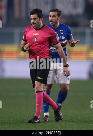 Gênes, Italie, le 13th février 2023. Harry Winks de l'UC Sampdoria proteste contre l'arbitre Fabio Maresca lors du match de la série A à Luigi Ferraris, Gênes. Le crédit photo devrait se lire: Jonathan Moscrop / Sportimage Banque D'Images