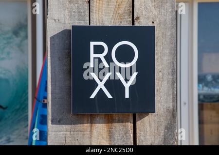 Bordeaux , Aquitaine France - 12 02 2023 : roxy texte logo boutique et marque de femmes mode surf filles magasin vêtements Banque D'Images