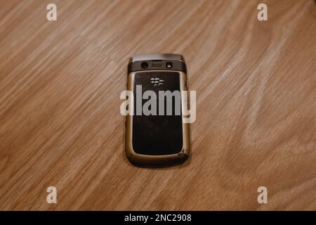 Ancien et ancien téléphone BlackBerry de 2013 sur fond de bois Banque D'Images