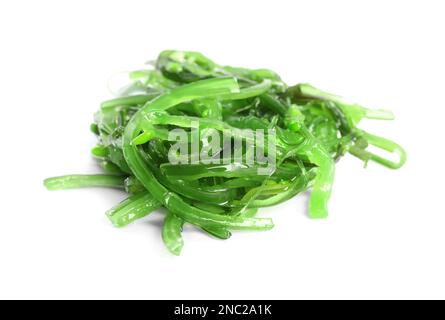 Délicieuse salade d'algues fraîches sur fond blanc Banque D'Images