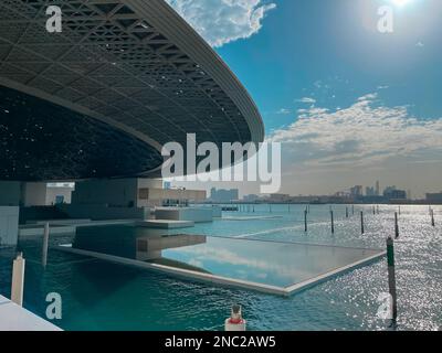 Design moderne et futuriste | le Louvre Abu Dhabi | un musée d'art et de civilisation célèbre aux Emirats Arabes Unis Banque D'Images