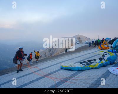 Fethiye, Turquie - octobre 23 2022 : parapente au point de départ. Parachute ou festival de parapente. A eu lieu à Babadag, le célèbre site de parapente cen Banque D'Images