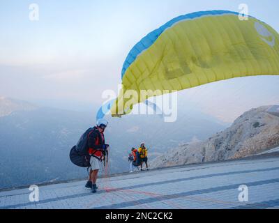 Fethiye, Turquie - octobre 23 2022 : parapente au point de départ. Parachute ou festival de parapente. A eu lieu à Babadag, le célèbre site de parapente cen Banque D'Images